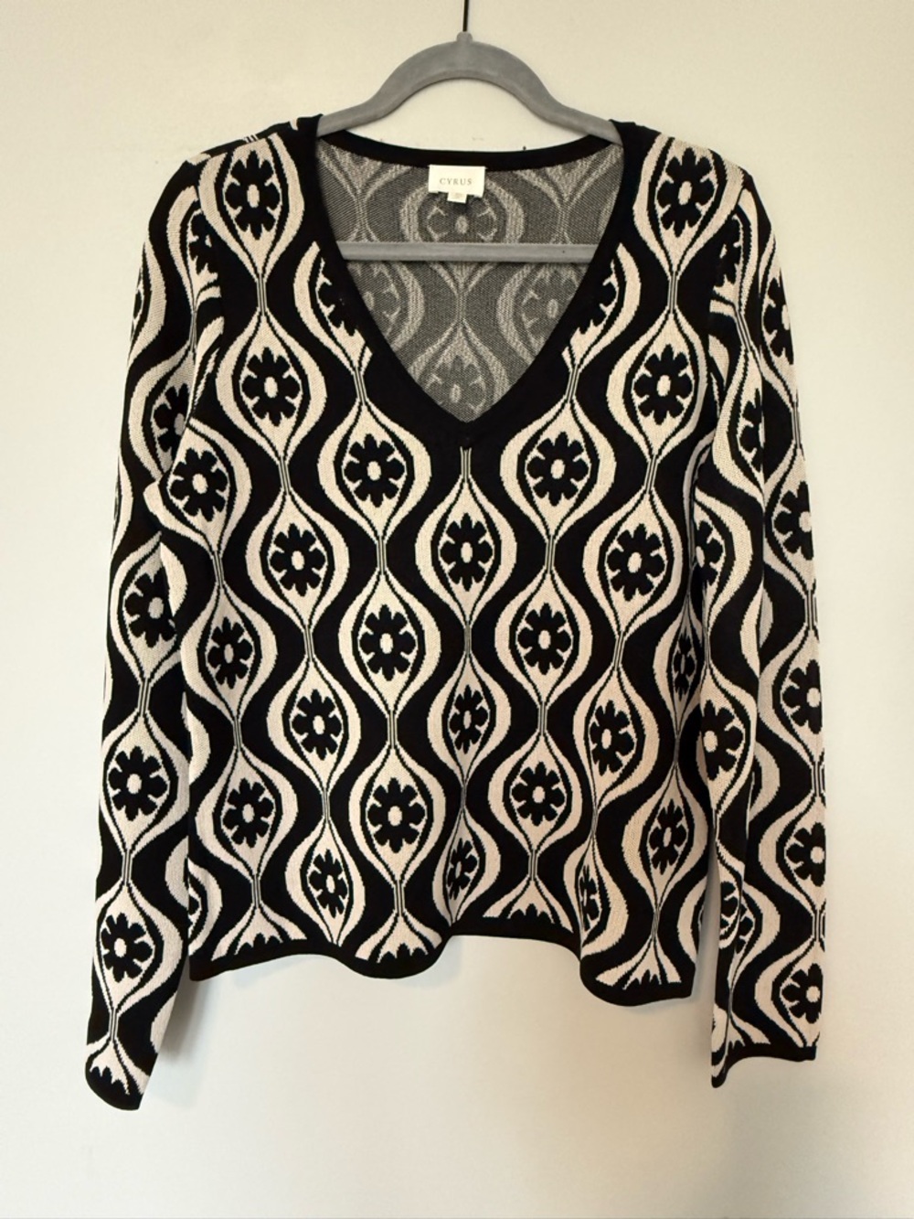 Black & Cream Geometric Patterned Knit Sweater Retro Mod Floral V Neck NWOT